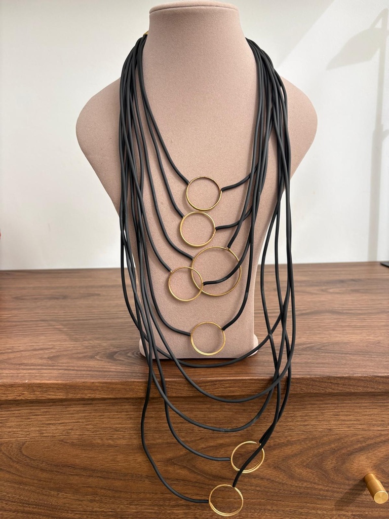 COLLAR MULTIANILLAS NEGRO