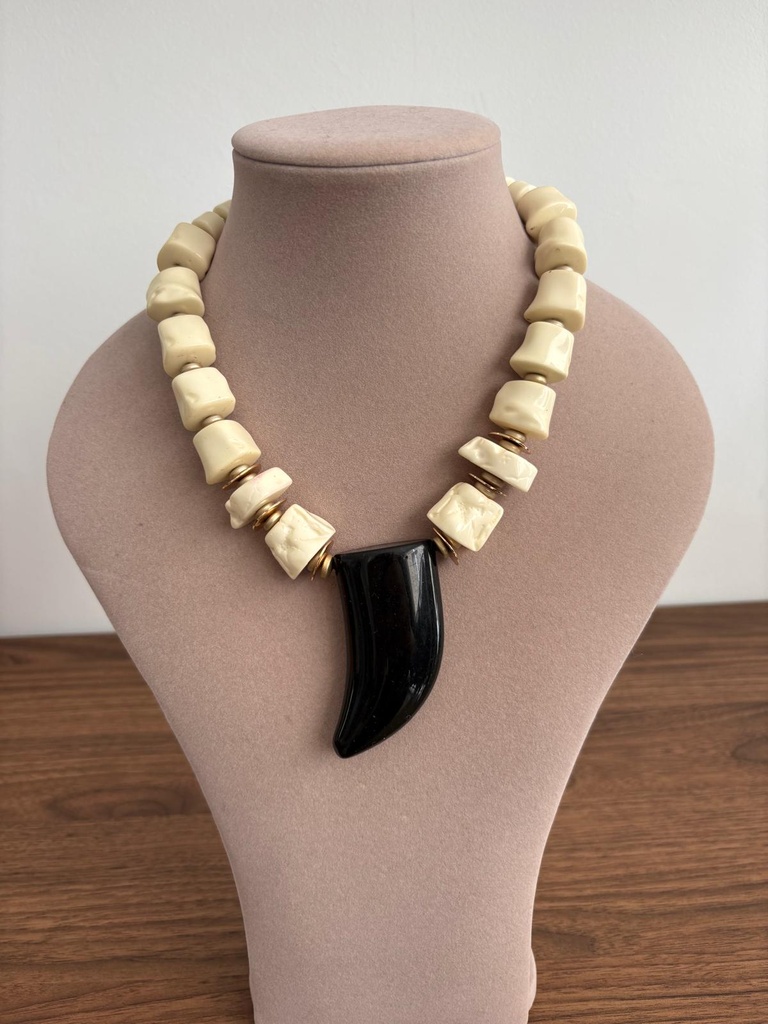 COLLAR CUERNO NEGRO