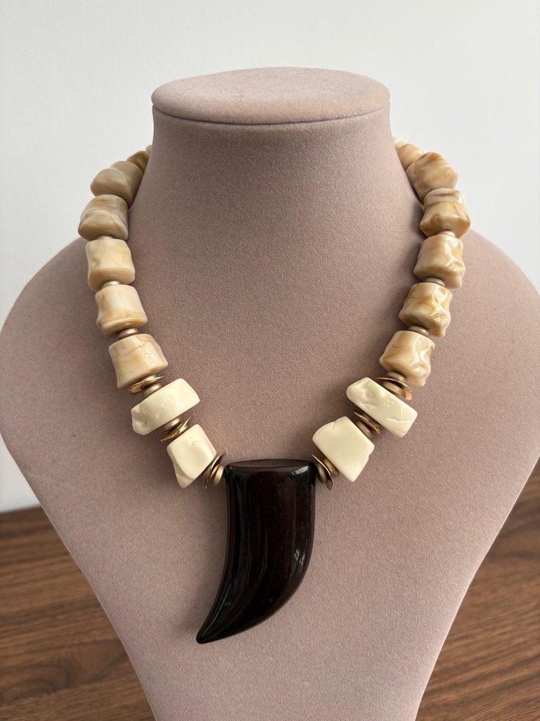 COLLAR CUERNO MARRON